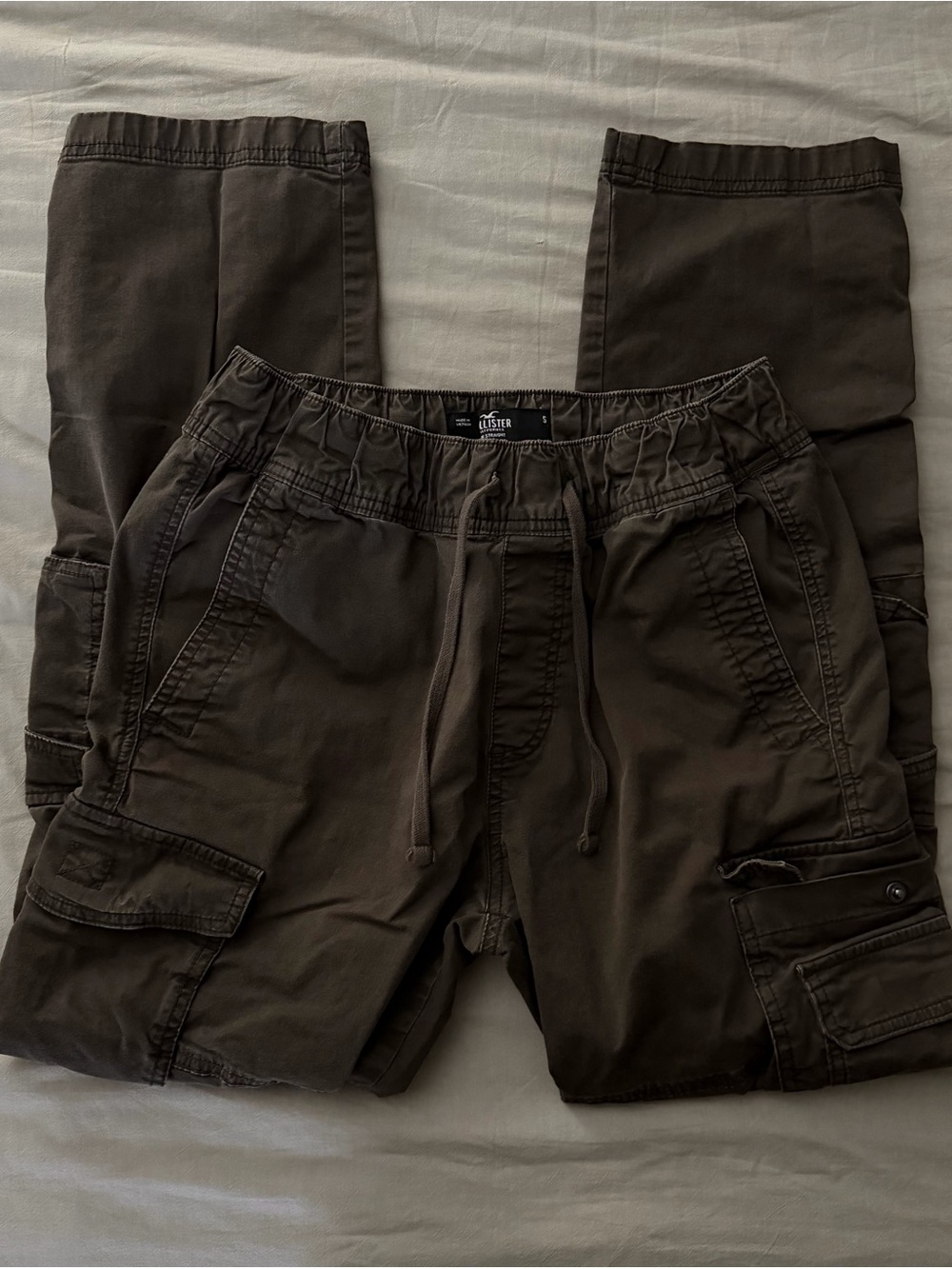 hollister Men's Cargo Jogger Pants in Dark Brown